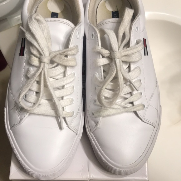 Calvin Klein - Picture 2 of 6